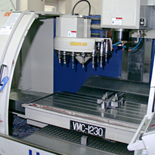Exemple de centre d'usinage utilis pour la fabrication des grosses pices des tubes optiques et montures.